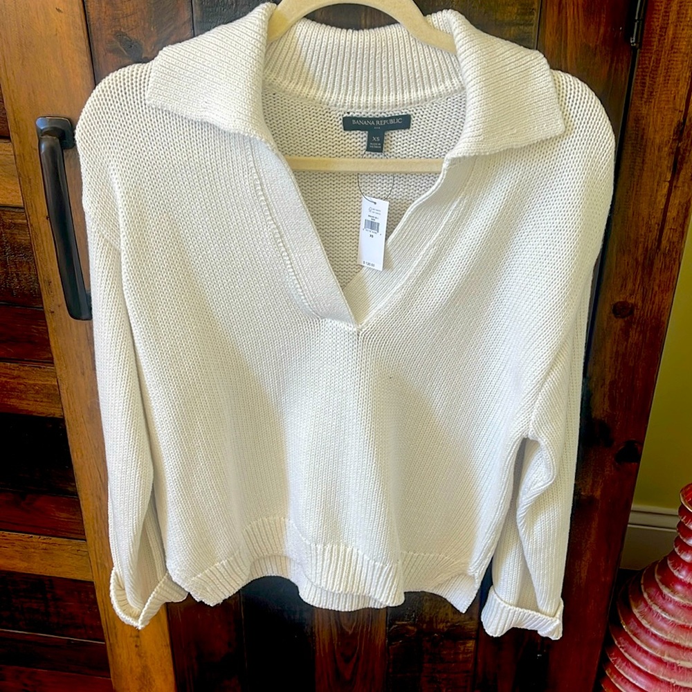 Beautiful v-neck sweater from Banana Republic new with tags